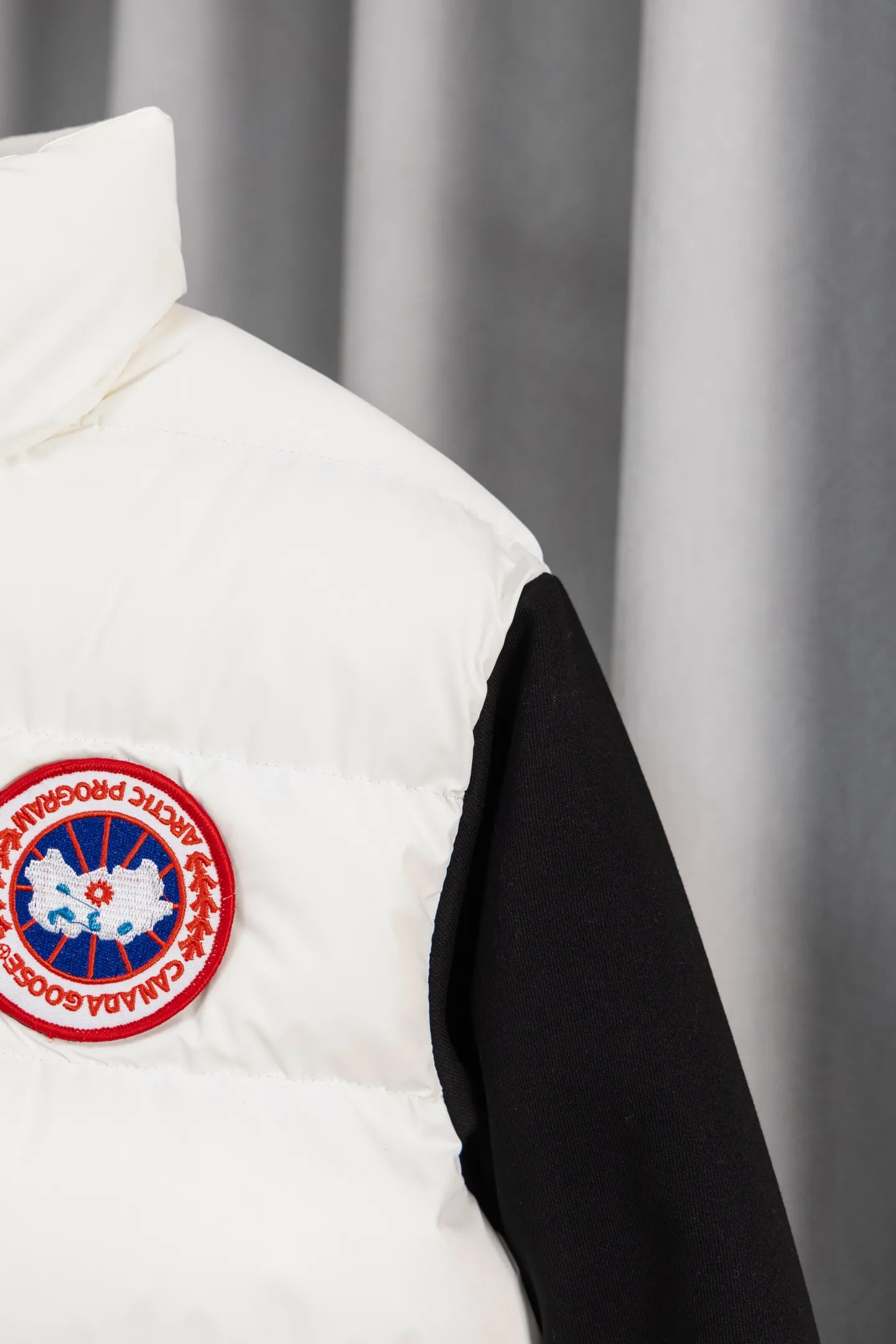 P380 Canada Goose, the new Canadian brand, has always been recognized as the warmest down jacket. It is often worn by various Instagram celebrities, Internet celebrities, and celebrities for street photos. I make Canada Goose every year, but I still can’t get rid of my love for it. No matter how cold the days are, there is no need to be afraid, because there is! It is the legendary warmest down jacket and is known as a must-have for Arctic outdoor sports! The most popular down jacket in the world, celebrities are rushing to buy it, it is a must-have! Same style for men and women Sizes: S-XL